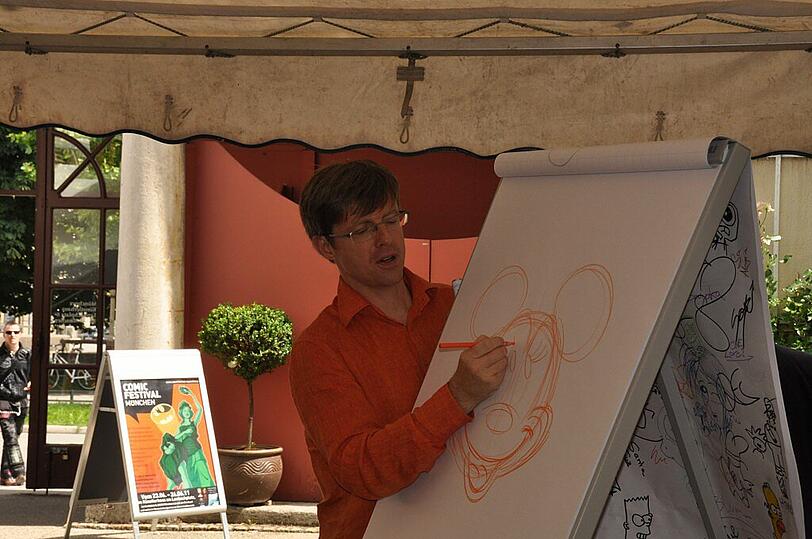 Der Disney-Zeichner Ulrich Schröder zeigt in einem Kurs, wie er die Mickey Maus formschön auf das Papier bringt.
