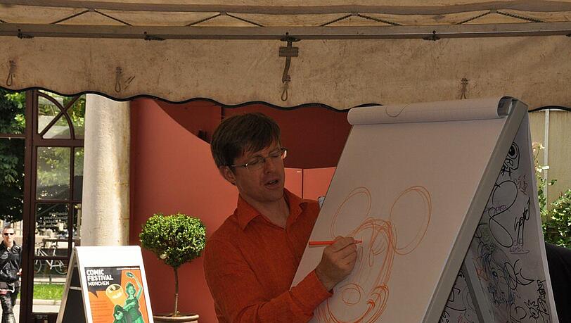 Der Disney-Zeichner Ulrich Schröder zeigt in einem Kurs, wie er die Mickey Maus formschön auf das Papier bringt.