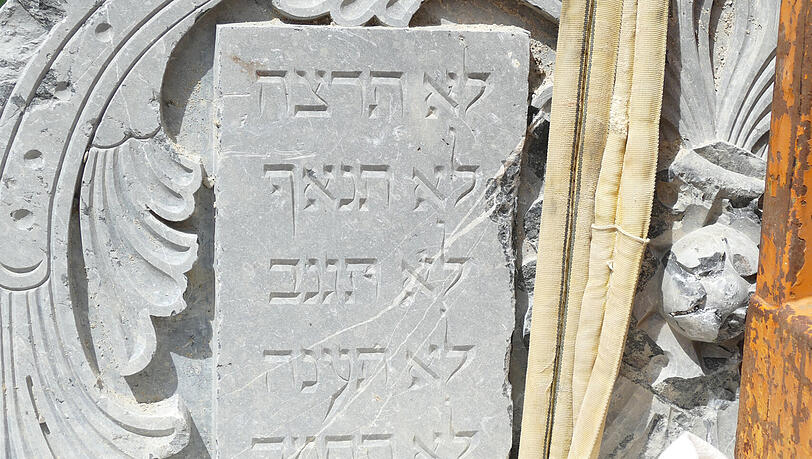 Fragmente des Tora-Schreins aus Marmor an der Fundstelle am Großhesseloher Isarwehr. Die Reste der 1938 abgerissenen Münchner Hauptsynagoge waren bei Sanierungsarbeiten gefunden worden. Fragmente des Tora-Schreins aus Marmor an der Fundstelle am Großhesseloher Isarwehr. Die Reste der 1938 abgerissenen Münchner Hauptsynagoge waren bei Sanierungsarbeiten gefunden worden.