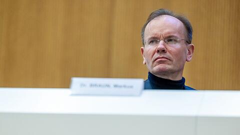 Der früheren Wirecard-Vorstandschef Markus Braun sitzt im Gerichtssaal an seinem Platz.