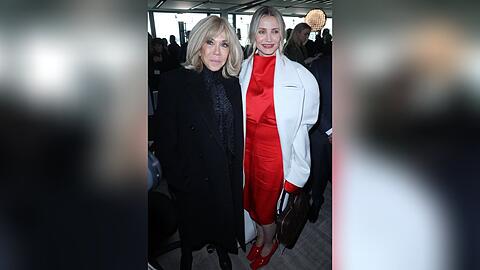 Frankreichs First Lady Brigitte Macron und Hollywoodstar Cameron Diaz (r.) bei der Stella McCartney Modenschau im Rahmen der Paris Fashion Week.