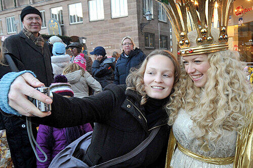 Die Besucher auf dem Christkindlesmarkt schießen ein letztes Foto mit Johanna.