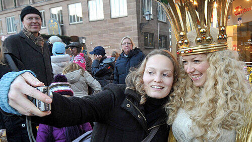 Die Besucher auf dem Christkindlesmarkt schießen ein letztes Foto mit Johanna. Die Besucher auf dem Christkindlesmarkt schießen ein letztes Foto mit Johanna.