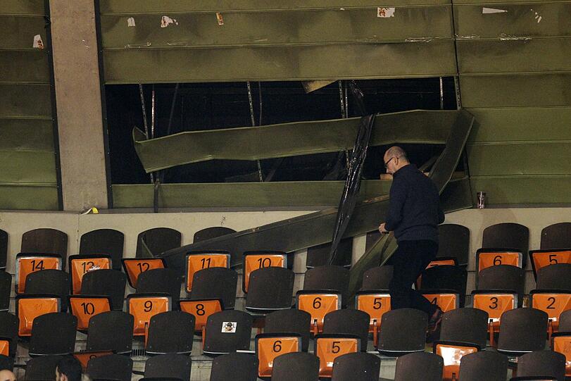 Laut, fanatisch &ndash; und nicht zimperlich mit dem Hallen-Inventar: Die Hinterlassenschaft der Fans von Galatasaray Istanbul.