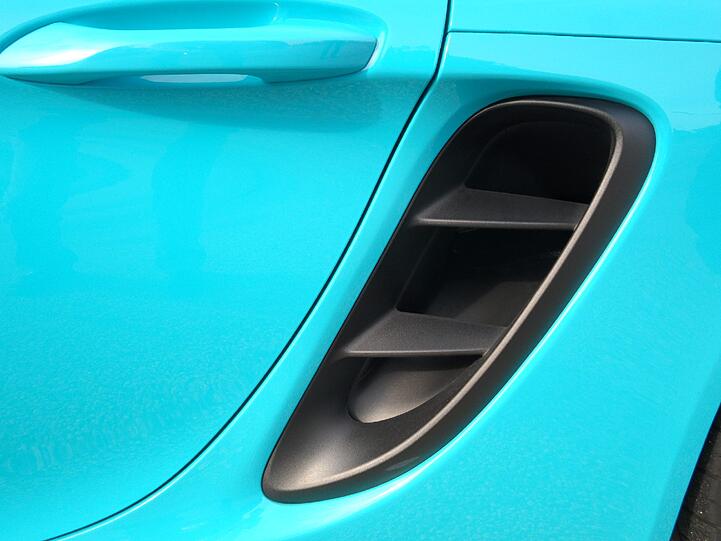 Über die Einlässe hinter den Türen wird der Motor des 718 Cayman mit ausreichend Frischluft versorgt.