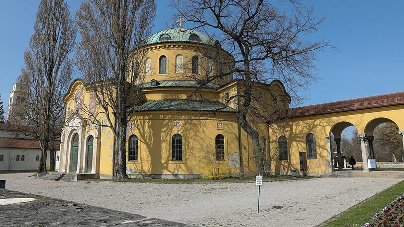 Die Aussegnungshalle am Westfriedhof: Bestattungen finden hier nur noch im kleinen Kreis statt. Und auch nur, wenn das Kreisverwaltungsreferat sie genehmigt hat.