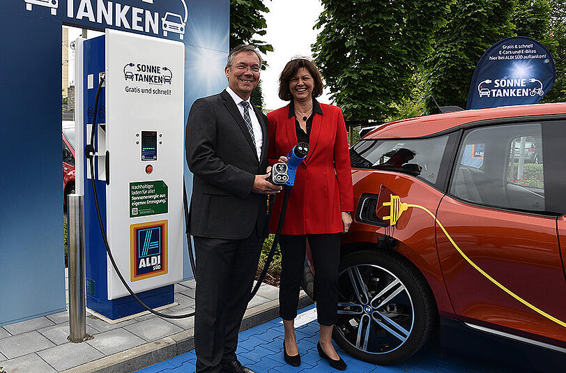 Eröffnung Ladesäule bei Aldi Süd in Allach mit Ilse Aigner (CSU) und Bernd Böddeling (RWE).