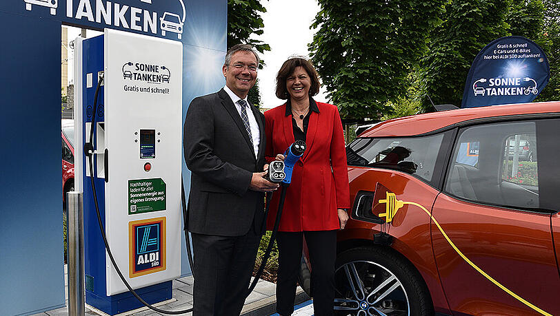 Eröffnung Ladesäule bei Aldi Süd in Allach mit Ilse Aigner (CSU) und Bernd Böddeling (RWE). Eröffnung Ladesäule bei Aldi Süd in Allach mit Ilse Aigner (CSU) und Bernd Böddeling (RWE).