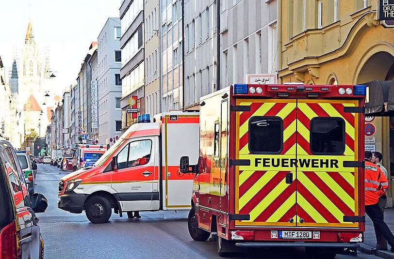 Mehrere Beteiligte prügelten sich in einer Bar in der Landwehrstraße. Es gab einige Verletzte, Polizei und Rettungsdienst waren mit einem Großaufgebot im Einsatz.