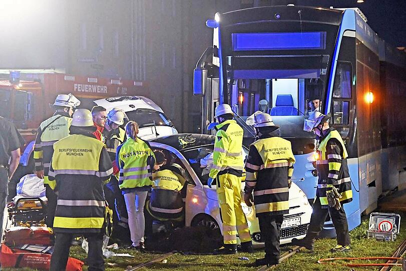 Der Fiat wurde beim Abbiegen von einer Tram gerammt. Zwei Frauen wurden schwer verletzt.