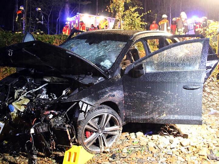 Ein Auto steht nach einem Wildunfall in einem Graben. Foto: Andreas Eberlein
