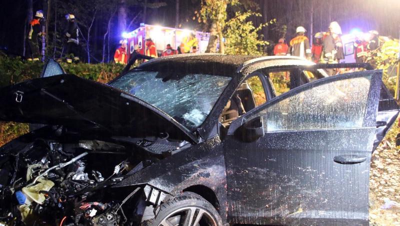 Ein Auto steht nach einem Wildunfall in einem Graben. Foto: Andreas Eberlein Ein Auto steht nach einem Wildunfall in einem Graben. Foto: Andreas Eberlein