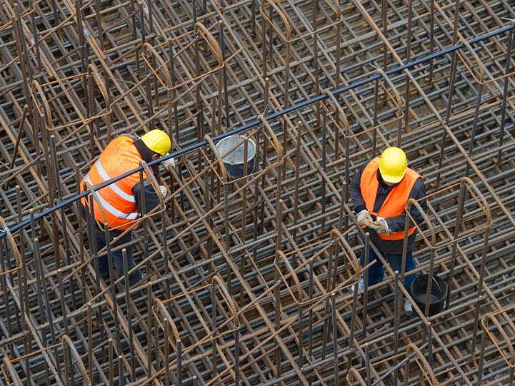 Von den neuen Mindestlöhnen würden nach Gewerkschaftsangaben mehr als 200.000 der bundesweit etwa 820.000 Bau-Beschäftigten profitieren.