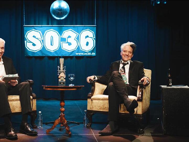 Die Ärzte-Musiker Bela B (r) und Farin Urlaub bei derAufzeichnung einer Lesung im Kreuzberger Szene-Club SO36.