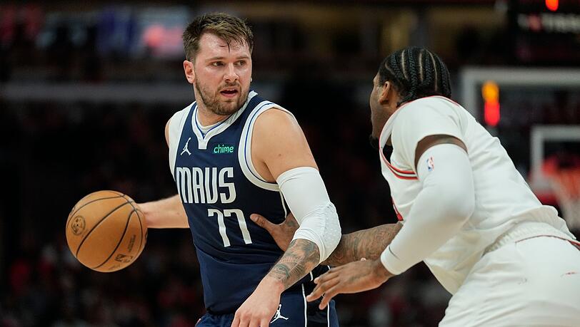 Die Rekordserie von Luka Doncic (l) ist gerissen, doch der Slowene führt die Mavericks zum nächsten Sieg.