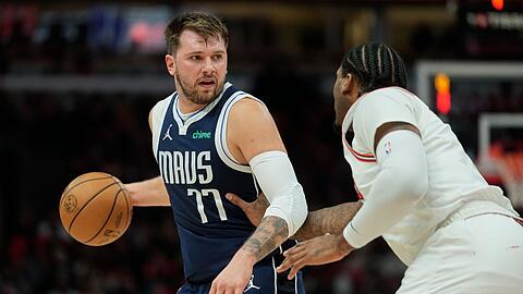 Die Rekordserie von Luka Doncic (l) ist gerissen, doch der Slowene führt die Mavericks zum nächsten Sieg.