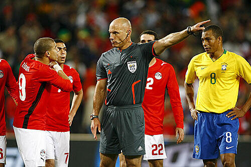 Er gebietet über das Spielfeld: Webb beim Confed Cup 2009 - Brasilien gegen Ägypten.