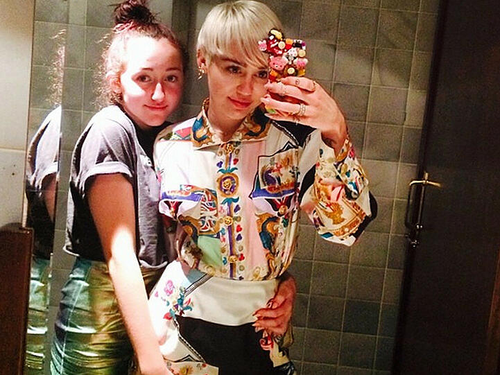 Miley Cyrus (rechts) mit ihrer kleinen Schwester Noah