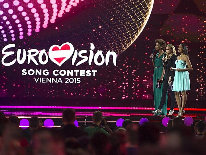 Probelauf: Arabella Kiesbauer, Mirjam Weichselbraun und Alice Tumler bei der ESC-Kostümprobe
