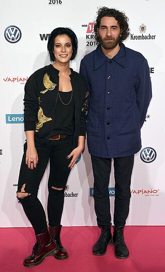 Die Sängerin Stefanie Kloß (l) und Schlagzeuger Andreas (r) Nowak von der Band Silbermond