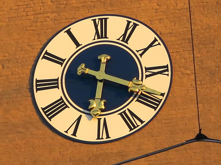 Die Uhr "normal-verkehrt" gesehen.