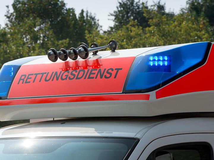 Blaulicht an einem Fahrzeug des Rettungsdienstes. Foto: Soeren Stache/Archivbild