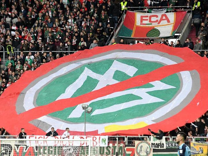 Augsburgs Fans protestieren gegen den DFB. Foto: Stefan Puchner/dpa/Archivbild