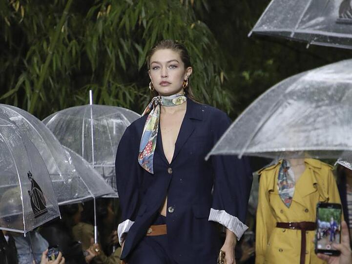 Top-Model Gigi Hadid im Regen: Show von Lanvin im Garten des Musée du Quai Branly.