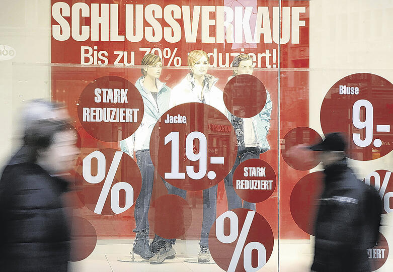 Die Rabatte in den Schaufenstern lassen keinen Zweifel: In Münchens Kaufhäusern kann ab heute kräftig gespart werden.
