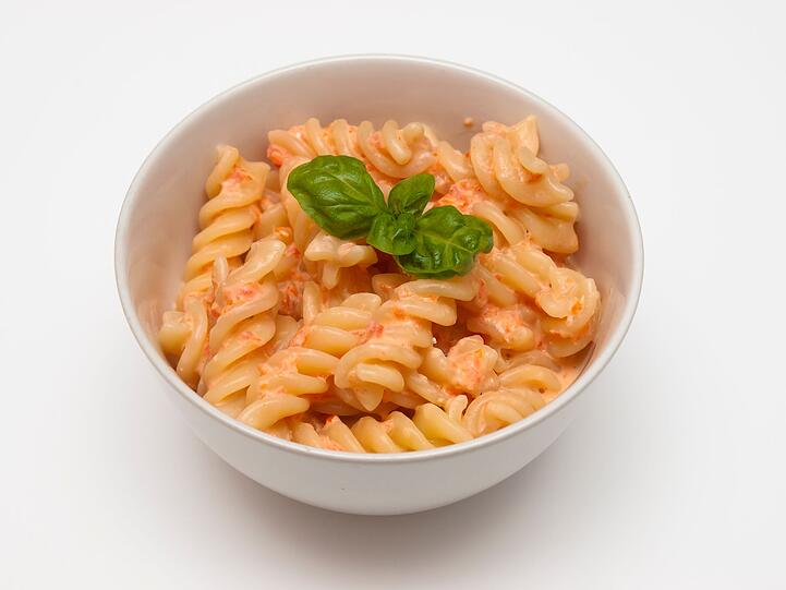 Die Genueser Variante ist der Klassiker unter den Pesto-Pasten, aber bei weitem nicht die einzige. Neben dem auch sehr beliebten Typ "Pesto Calabrese" (rote Paprika, Peperoncini und Ricotta) sind nach dem Kompositionsschema Kr&auml;uter oder Gem&uuml;se, Kerne oder N&uuml;sse, Gew&uuml;rze, &Ouml;l und eventuell K&auml;se noch viele Kombinationen m&ouml;glich.