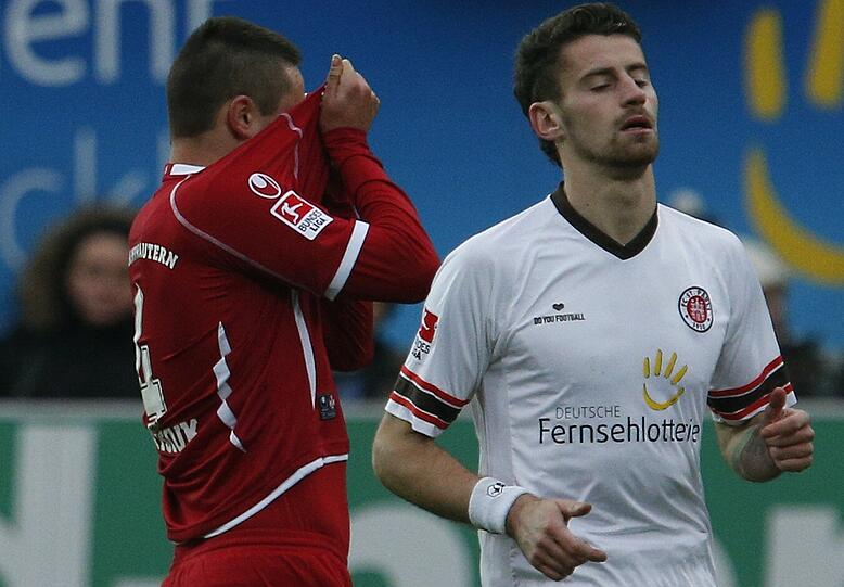 Freude und Leid liegen oft nah beieinander: St. Paulis Jan-Philipp Kalla (r.) und Kaiserslauterns Ariel Borysiuk im Millerntorstadion.