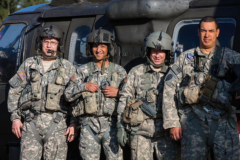 Kennt man normalerweise nur aus Hollywood-Streifen: Schwere Panzerwagen und Black Hawks der US Army. Derzeit üben die Soldaten Evakuierungen im Gebirge bei Traunstein. Hier gibt's die Fotos.