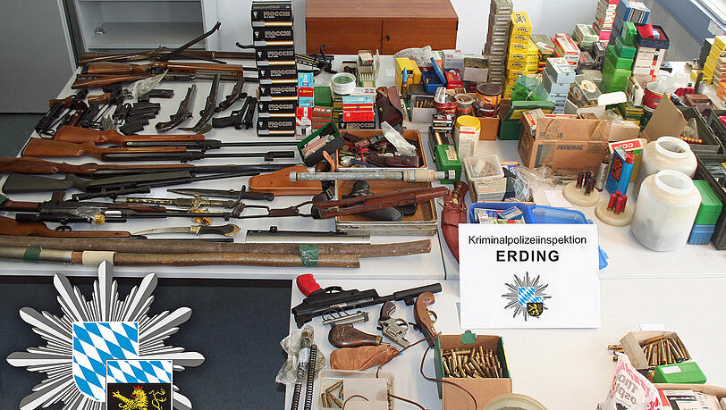 Die Polizei hat noch keinen genauen Überblick, wie viele Waffen und Munition der Rentner genau besitzt. Die Polizei hat noch keinen genauen Überblick, wie viele Waffen und Munition der Rentner genau besitzt.