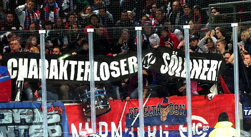 Als "charakterlosen Söldner" diffamierten Nürnberg-Fans den EHC-Star Ehliz. Der antwortete auf dem Eis &ndash; mit einem Tor.
