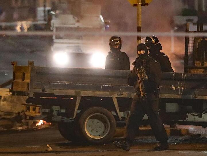 Schwer bewaffnete Polizisten während der Auseinandersetzungen in Nordirland.