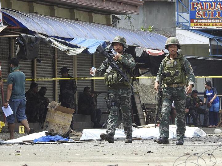 Durch zwei Explosionen in und vor einer katholischen Kirche im unruhigen Süden der Philippinen sind während eines Gottesdiensts mindestens 20 Menschen getötet worden.