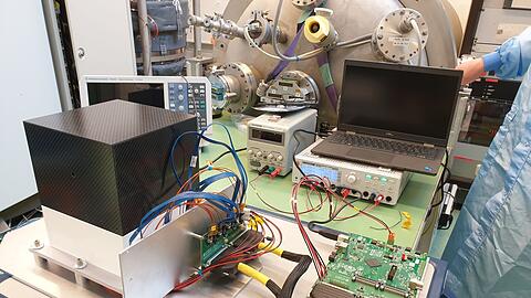 Das Polarimeter "Polar 2" steht auf einem Tisch.