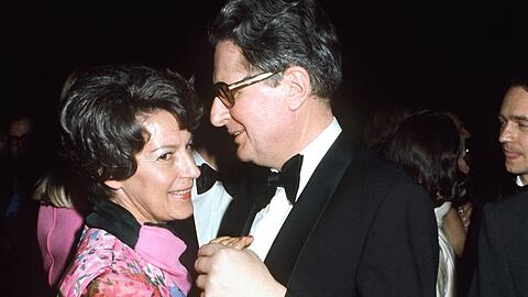Jahrzehntelang sieht man Liselotte Vogel bei vielen öffentlichen Auftritten, hier mit ihrem Mann Hans-Jochen beim Bundespresseball in Bonn am 7. November 1975.