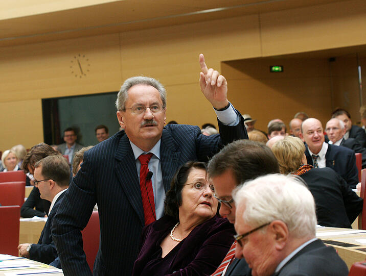 Die Landtags-SPD hat den &bdquo;SZ&ldquo;-Journalisten Heribert Prantl mit dem Wilhelm-Hoegner-Preis 2011 ausgezeichnet.