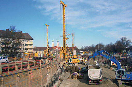 Die Tunnelbaustelle am Luise-Kiesselbachplatz ist hochkompliziert. Bis 2015 soll der Tunnel dennoch fertig sein.