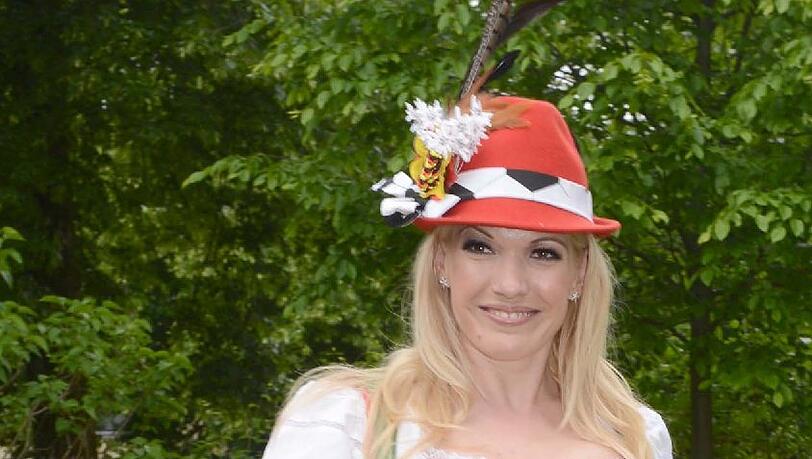 Jessica Kastrop: In ihrem Buch „Liebe in Zeiten der Champions League“ gibt sie Beziehungstipps für fußballgeplagte Frauen. Jessica Kastrop: In ihrem Buch „Liebe in Zeiten der Champions League“ gibt sie Beziehungstipps für fußballgeplagte Frauen.