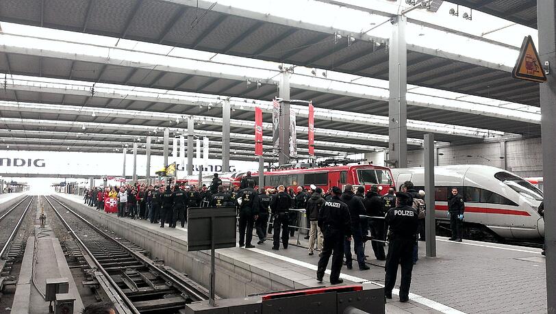 Rund 580 Fans werden durchsucht - zwei zünden Pyrotechnik. Rund 580 Fans werden durchsucht - zwei zünden Pyrotechnik.