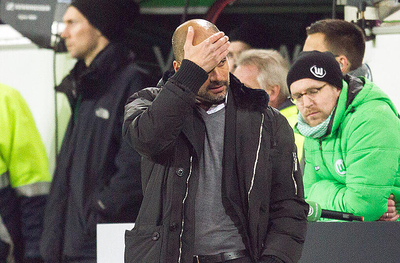 Bayerns Trainer Josep Guardiola fasst sich an den Kopf. Sein FC Bayern hat mit 1:4 gegen Wolfsburg verloren!