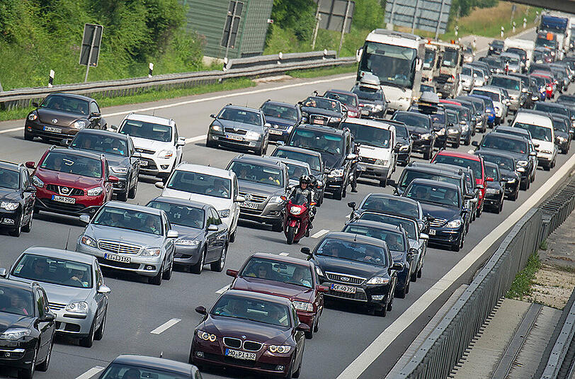 Stau: Ein beinahe alltäglicher Anblick auf bayerischen Autobahnen während der Ferienzeit.