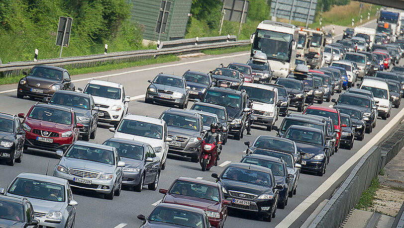 Stau: Ein beinahe alltäglicher Anblick auf bayerischen Autobahnen während der Ferienzeit. Stau: Ein beinahe alltäglicher Anblick auf bayerischen Autobahnen während der Ferienzeit.