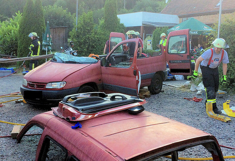 Der Mann war auf einem Parkplatz auf dem Beifahrersitz eingeschlafen und Richtung Fußraum gerutscht. Foto: Polizei Rheinland-Pfalz