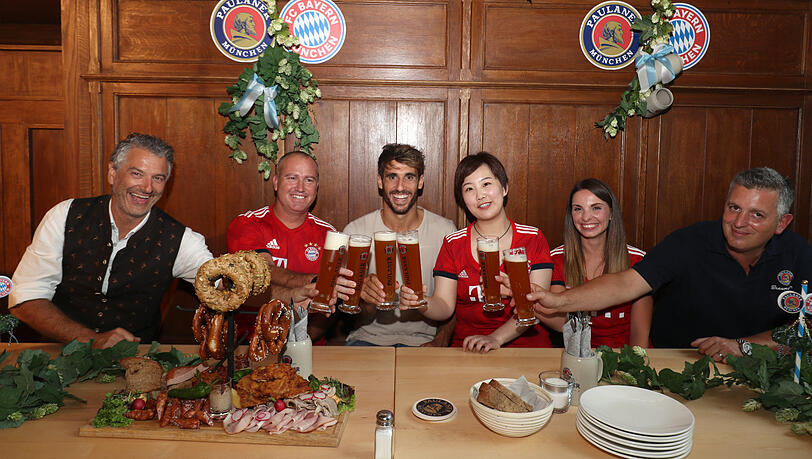 Sponsoren-Termin mit Fans: Javi Martínez bei Paulaner. Sponsoren-Termin mit Fans: Javi Martínez bei Paulaner.