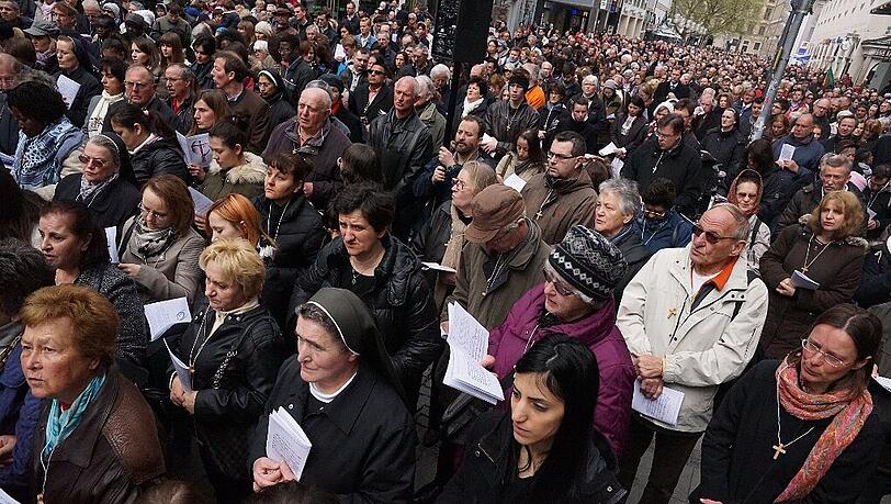 Rund 3000 Menschen kamen am Freitagvormittag zur Karfreitagsprozession in die Innenstadt. Rund 3000 Menschen kamen am Freitagvormittag zur Karfreitagsprozession in die Innenstadt.
