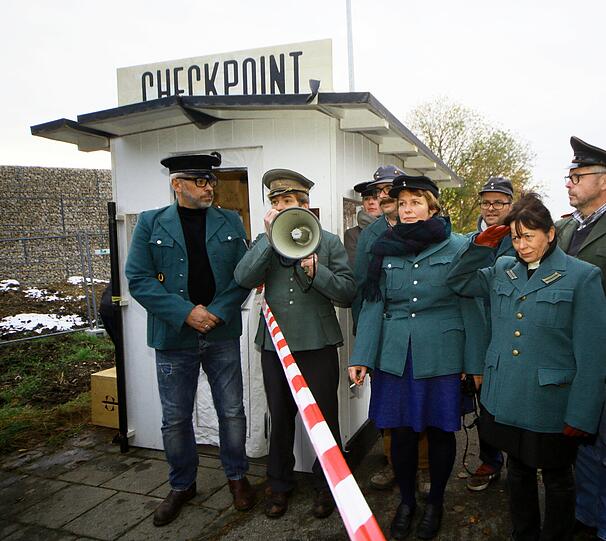 Bilder von der Satireaktion "Checkpoint Ali"