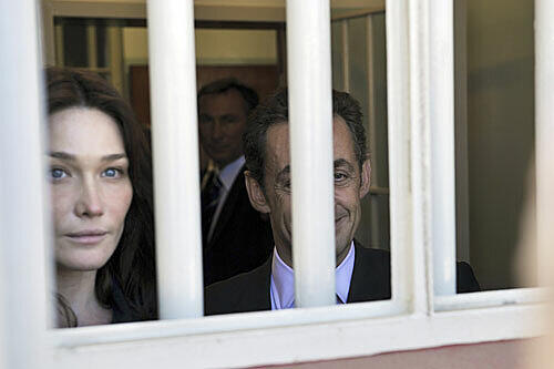 Sarkozy und Bruni kommen aus Termingründen nicht nach Straubing.  Zuletzt waren sie in Südafrika und schauten sich die Zelle an, in der Nelson Mandela gefangen gehalten wurde.